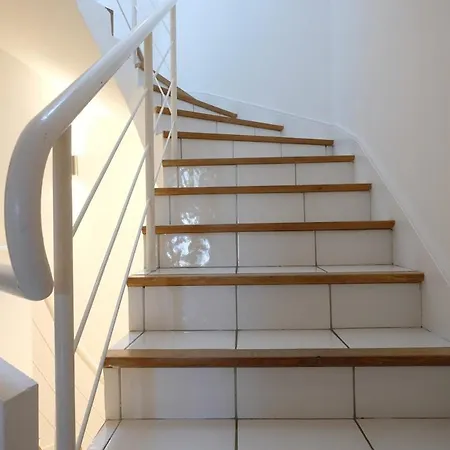 Beautiful 5 Bedroom Villa With Direct Sea View בית נופש