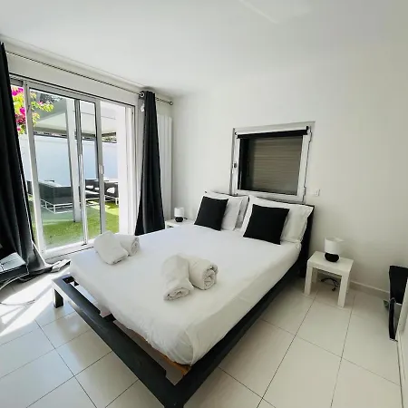 בית נופש Beautiful 5 Bedroom Villa With Direct Sea View *