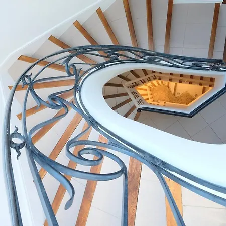 Beautiful 5 Bedroom Villa With Direct Sea View בית נופש