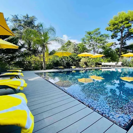 בית נופש Beautiful 5 Bedroom Villa With Direct Sea View *