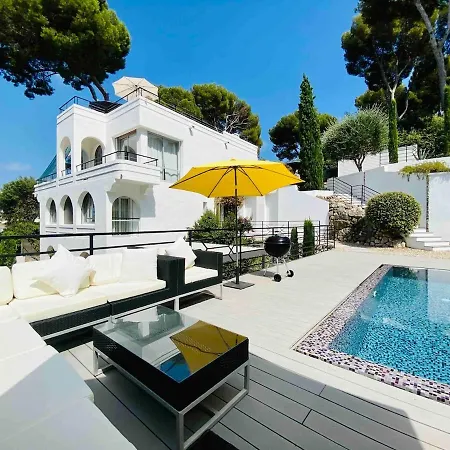 Beautiful 5 Bedroom Villa With Direct Sea View בית נופש *