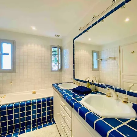 בית נופש Beautiful 5 Bedroom Villa With Direct Sea View אנטיב