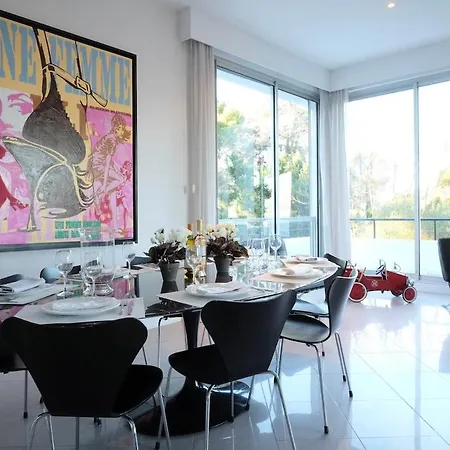 בית נופש Beautiful 5 Bedroom Villa With Direct Sea View *