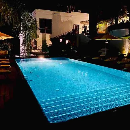 Beautiful 5 Bedroom Villa With Direct Sea View *