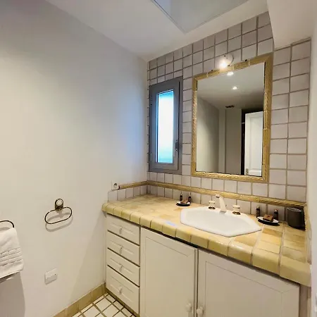 Beautiful 5 Bedroom Villa With Direct Sea View * אנטיב