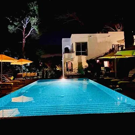 בית נופש Beautiful 5 Bedroom Villa With Direct Sea View *