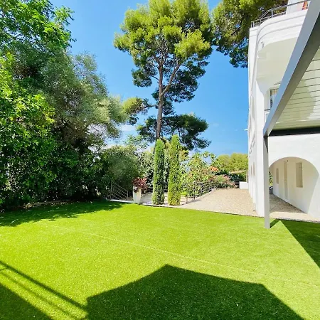 Vakantiehuis Beautiful 5 Bedroom Villa With Direct Sea View *