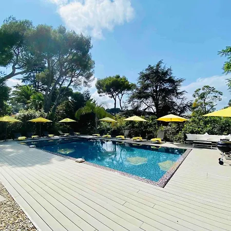 Beautiful 5 Bedroom Villa With Direct Sea View