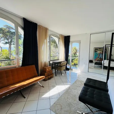 Beautiful 5 Bedroom Villa With Direct Sea View *