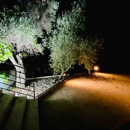 Casa vacanze Beautiful 5 Bedroom Villa With Direct Sea View *