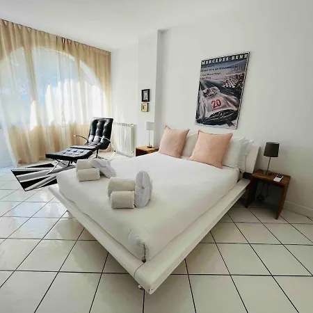 Beautiful 5 Bedroom Villa With Direct Sea View *