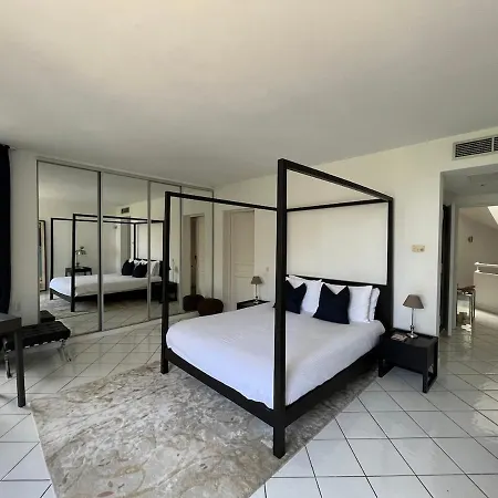 Beautiful 5 Bedroom Villa With Direct Sea View