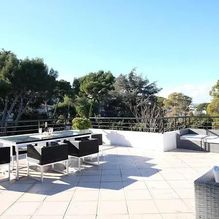 Beautiful 5 Bedroom Villa With Direct Sea View Vakantiehuis *
