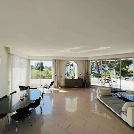 Beautiful 5 Bedroom Villa With Direct Sea View *