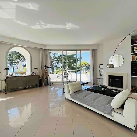 Vakantiehuis Beautiful 5 Bedroom Villa With Direct Sea View *