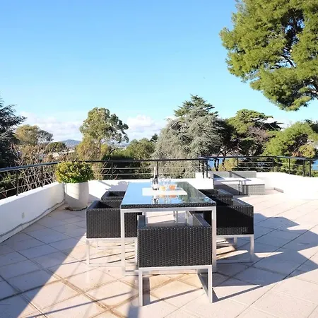 Beautiful 5 Bedroom Villa With Direct Sea View *