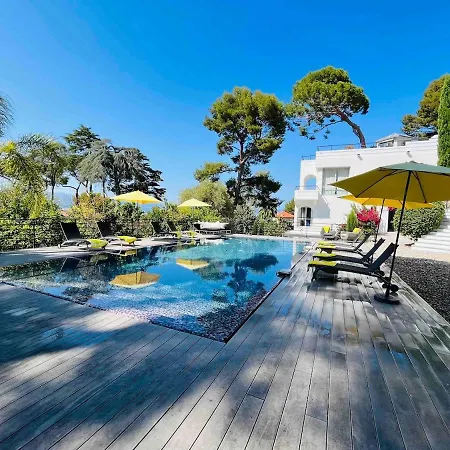 Beautiful 5 Bedroom Villa With Direct Sea View
