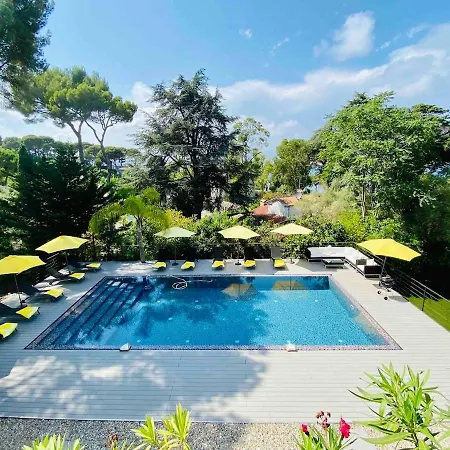 Beautiful 5 Bedroom Villa With Direct Sea View Casa vacanze *