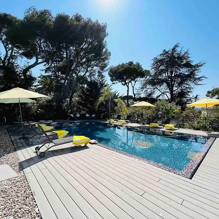 Beautiful 5 Bedroom Villa With Direct Sea View Vakantiehuis